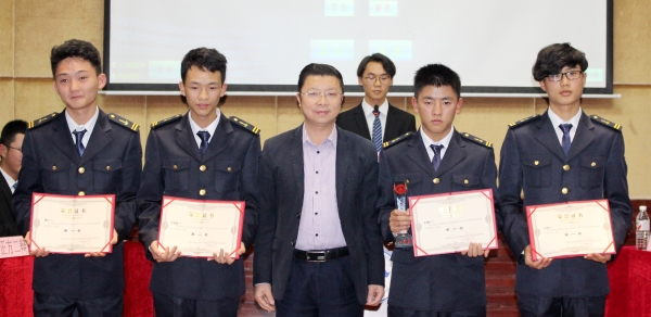 1511515968948048869.jpg 第一名颁奖.jpg